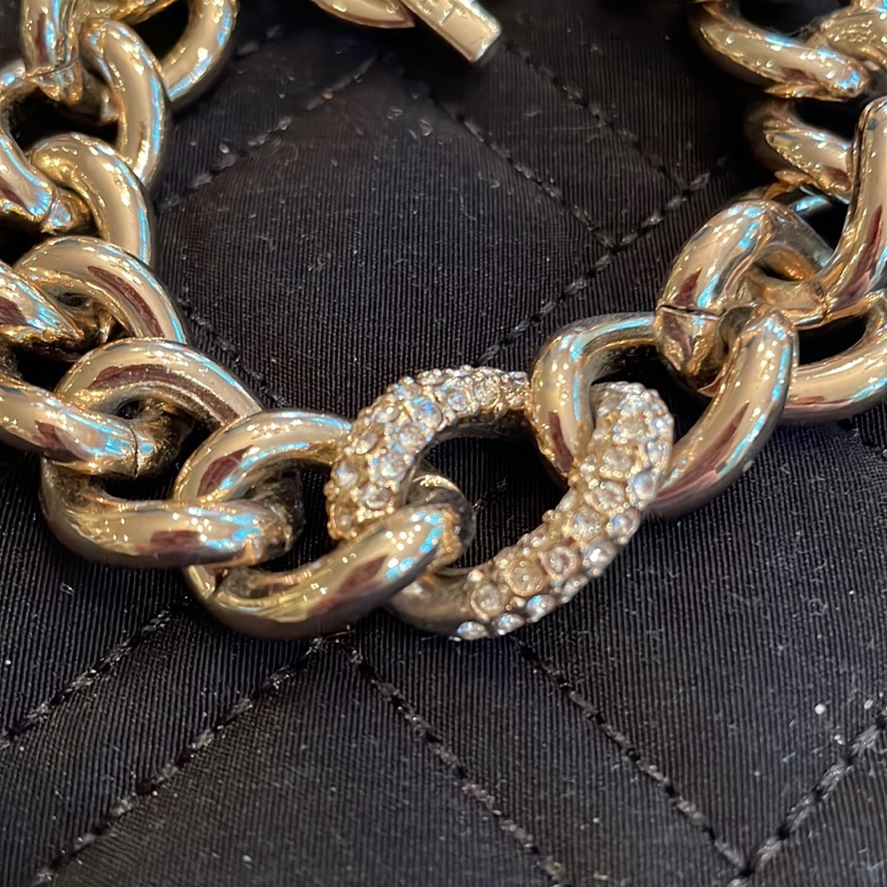 7.5 inch gold Victoria Secrets bracelet - Picture 3 of 3